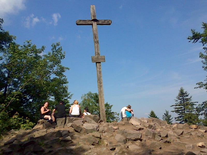 Wierzchołek Łysicy - najwyższego szczytu Gór Świętokrzyskich (612m n.p.m.) - wieńczy od 1930 r. potężny, drewniany krzyż